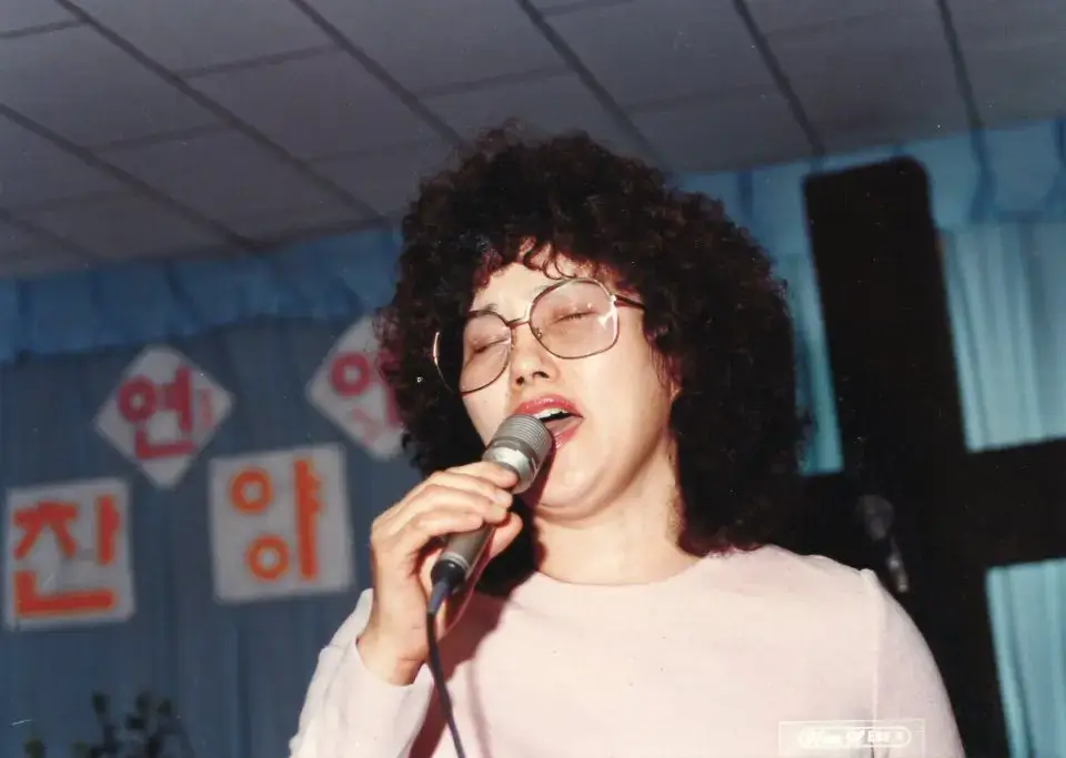 [신앙 에세이] 복음가수의 딸로 자란다는 것 – 1세대 찬양 사역자 故 민희라, 김일홍의 기억 (HoleeARK 음악이야기 1화)